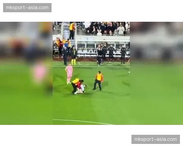 小球迷闯入场地索要签名，被保安礼貌带离