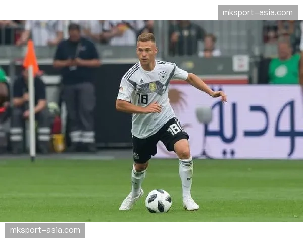 特写：终场哨响，生涯末期的基米希独自加练长传半小时